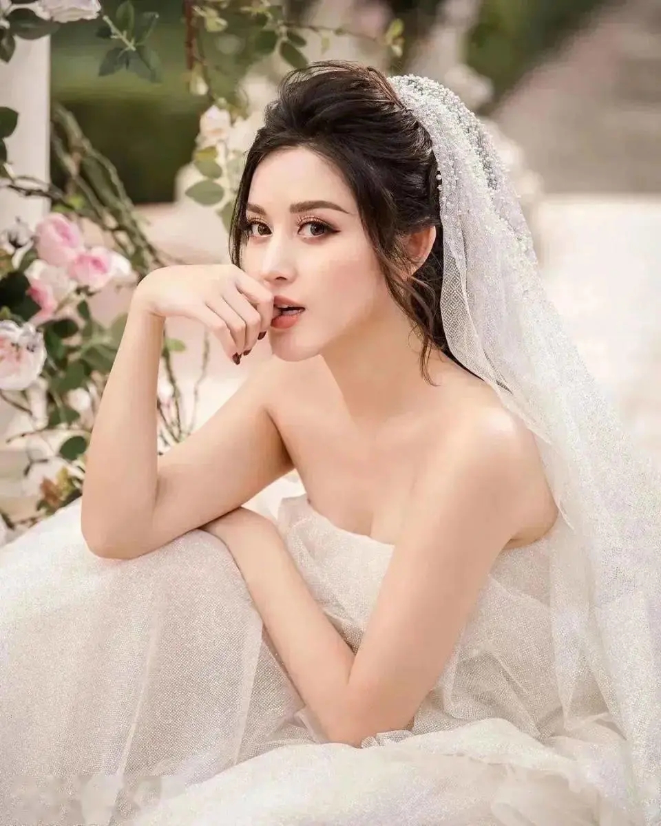赵丽颖长得很美,书法也很好,写出来的字也很受欢迎,很有才华!