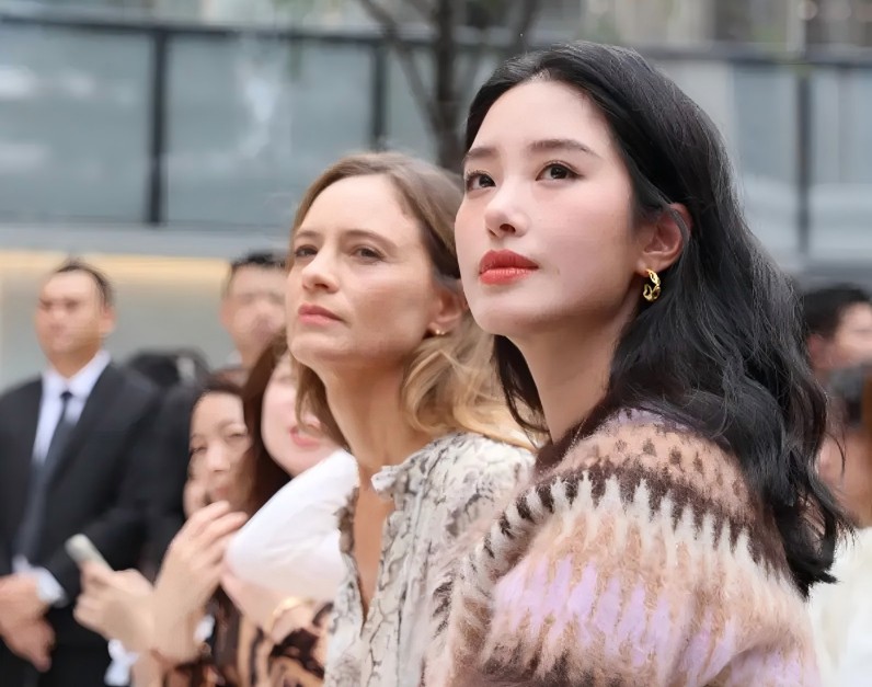 TVB前男星江华：台风天小区持刀做好事，昔日风采与过往纠葛