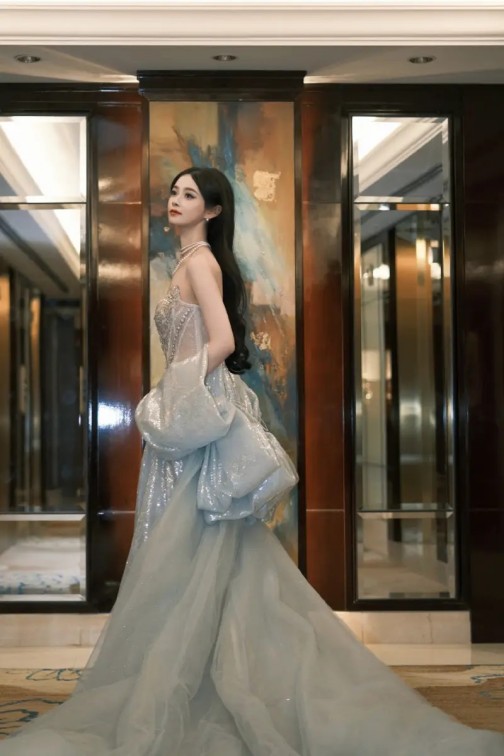 700元的“手机壳界爱马仕”：CASETiFY的溢价神话与华强北的“平替围猎”