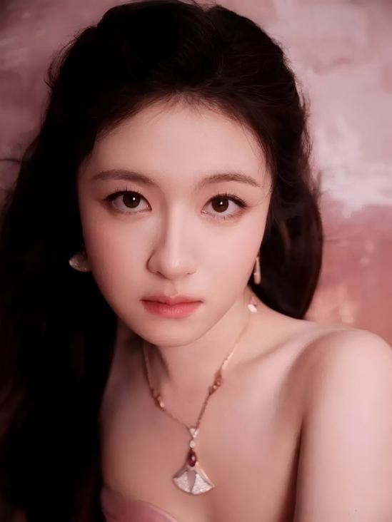 “霸总爹妈”在横店：等着上戏，寻个老伴